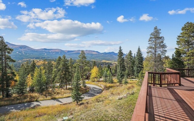 Rounds Retreat 4 Bedroom Home by RedAwning