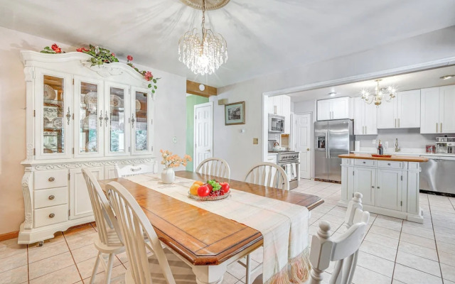 French-inspired Townhome 9 Mi to Saratoga Springs!