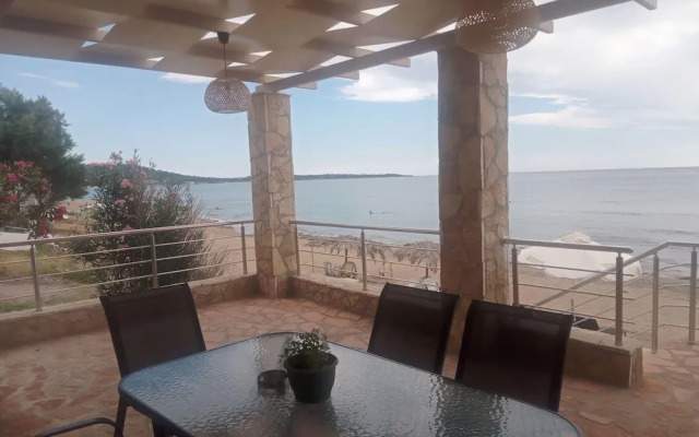 Maritinas Stone Apartment On The Beach