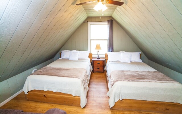 River Rd. Treehouses- Robins Roost