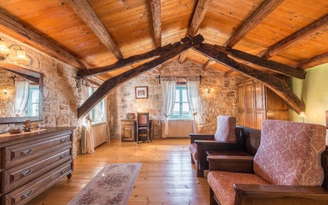 Authentic Villa in Tinjan With Private Pool