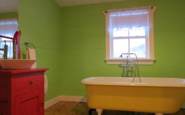 The Old Salt Box Co. - Daisy's Place