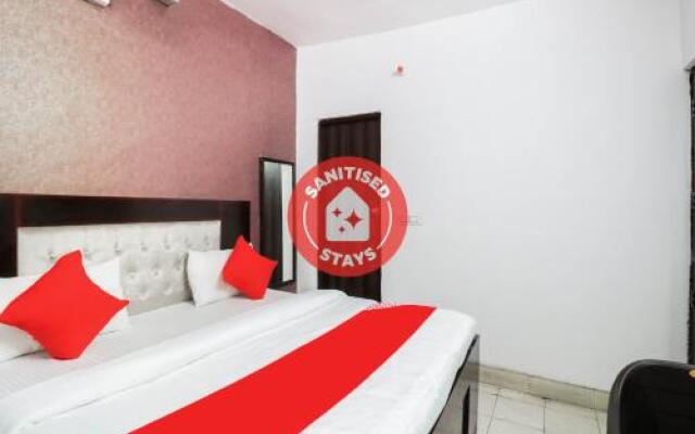 OYO 78806 Hotel White Hub