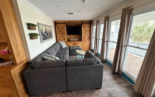 Coastal Home: Walk to Holden Beach!