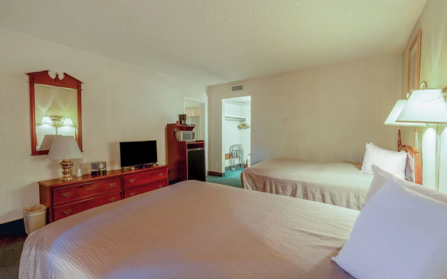 Royal Holiday Motel By Belvilla Gallup I-40
