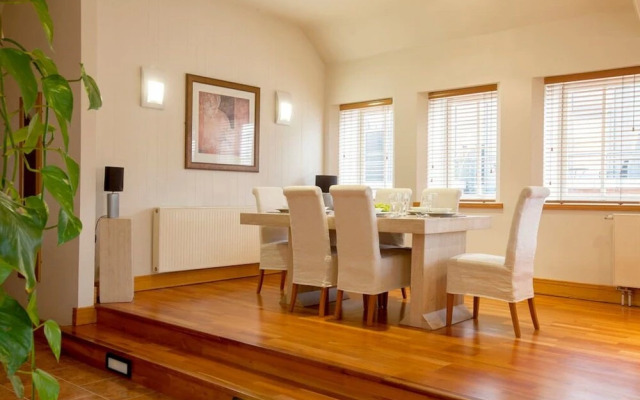 Exclusive Stunning Spacious Penthouse In The City