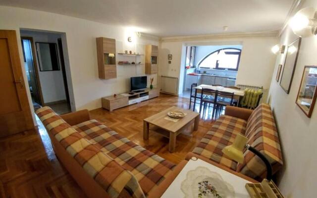 Apartman 100m2, full opremljen, privatni parking.