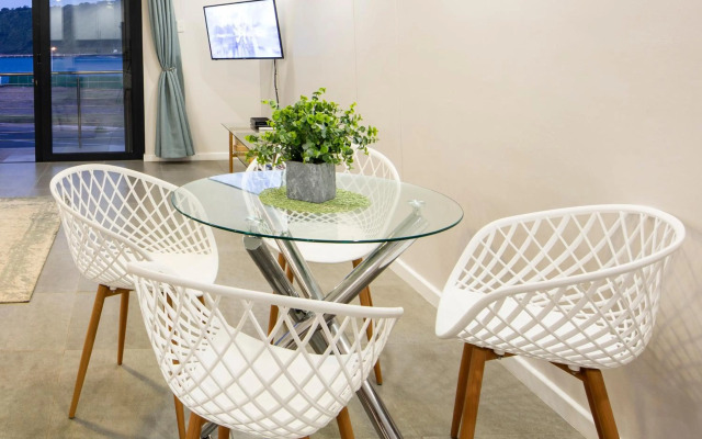 uSHAKA WATERFRONT - SPACIOUS SUBLIME STUNNER