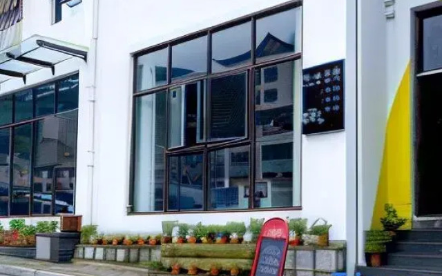 Zero Five One Seven Boutique Hotel (0517 Hotel)
