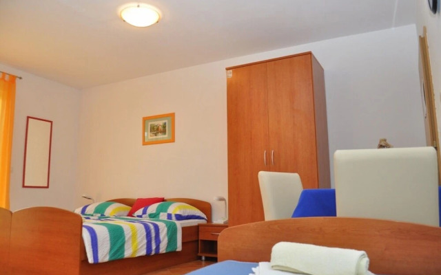 Ivi - big Parking and Courtyard - SA2