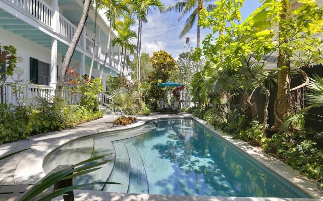 Treetop Paradise by AvantStay Close to Beach w Balcony Shared Pool Month Long Stays Only
