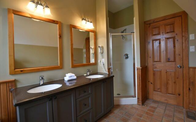 The Lodges at Blue Mountain - Historic Snowbridge Condos