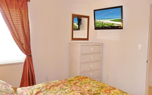 Breezy Condo With Deluxe Pool and Private Beach Access