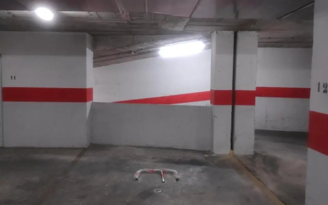Apartamento con patio, piscina y parking privado