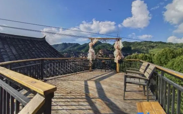 Xijiang Moye Banshan Hotel