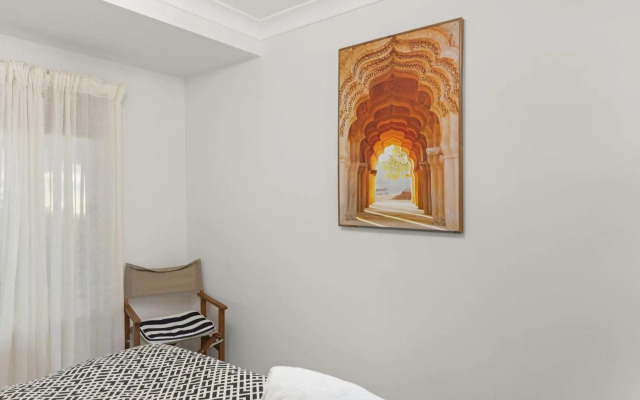 Stylish Family Beach House Walking Distance to 3 Beaches