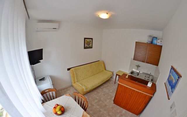 Apartment and Rooms Ruža