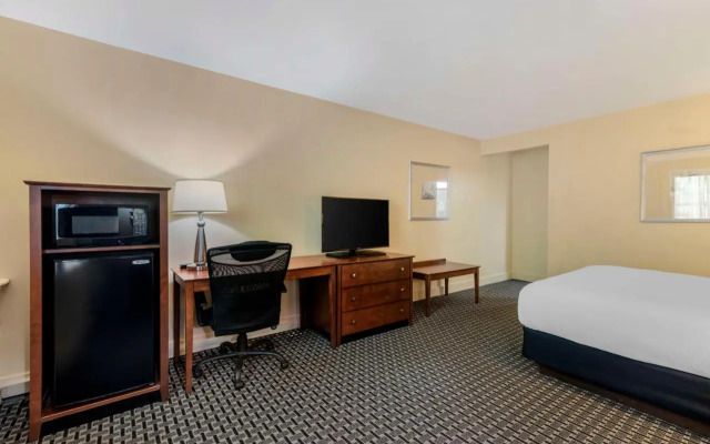 Parkwood Inn Magnuson Grand