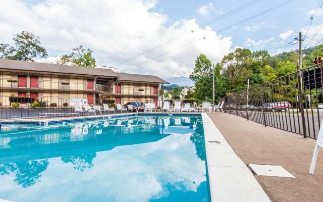 Econo Lodge Inn & Suites On The River