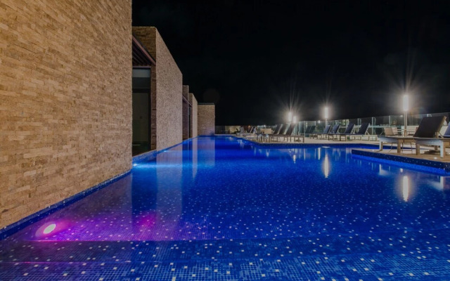 Location - 1 bdr - Rooftop Pool w Sea View - C408