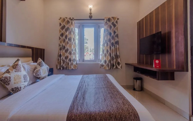 OYO 10217 Hotel Golden Palms