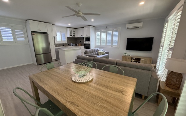 The Palms - Beach Retreat With Pool, Garden, BBQ – Guest Rooms – Toogoom