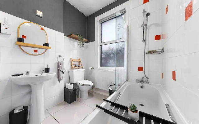 Elegant 1 Bdr Flat in Goodmayes w Free Parking
