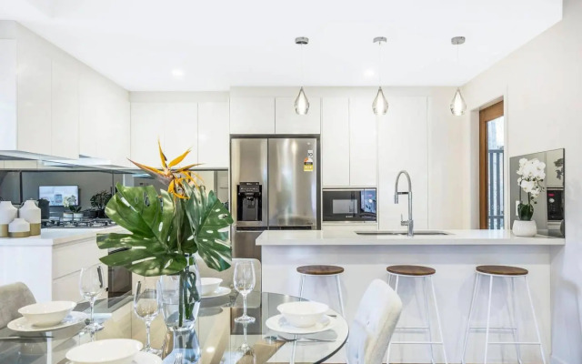 Park Avenue Townhouse Retreat Brisbane Sleeps 10