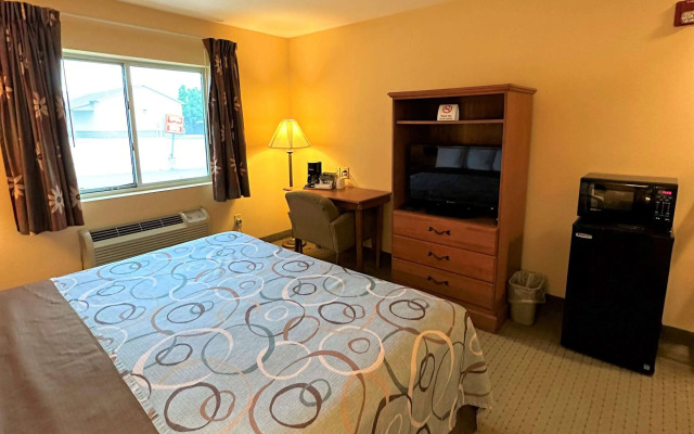 Super 8 by Wyndham Topeka at Forbes Landing