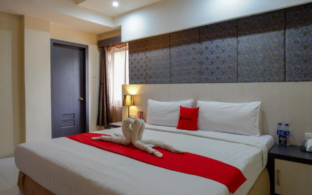 RedDoorz Plus near Hotel Benua Kendari