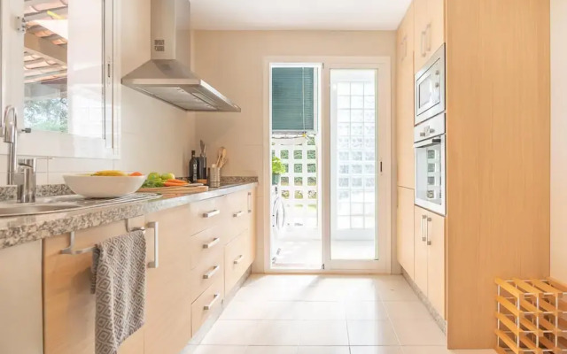Apt Mairena Forest sea View & Pool