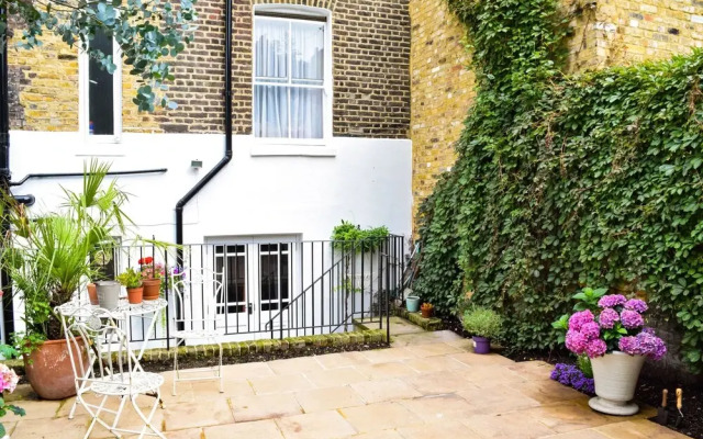 Stylish 1 Bedroom Flat With A Beautiful Garden