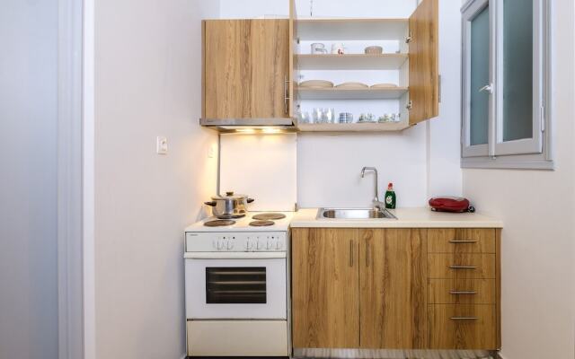 Welcoming Koukaki Hideaway  by Cloudkeys