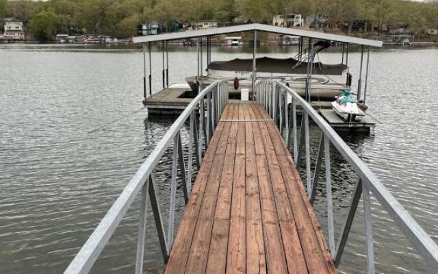 Loft , boat dock, 2 bedrooms , pet friendly