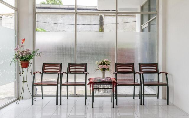 RedDoorz Plus @ Gunungsari Surabaya