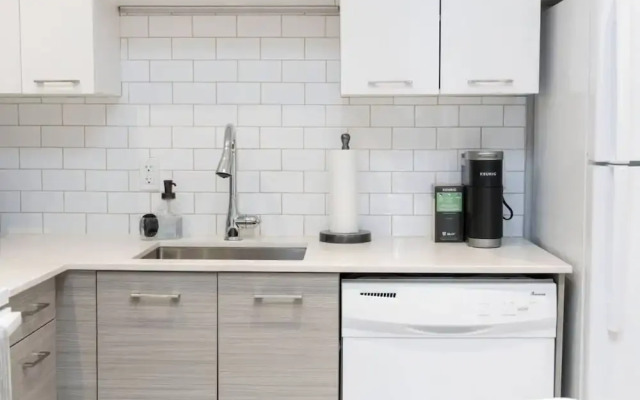 Casa Queen-Unique 2BR Suite- Leslieville