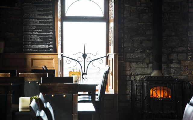 Maddens Bridge Bar, Restaurant & Guesthouse