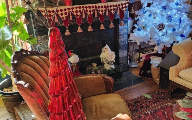 House of 1833 Bed & Breakfast & Gardens