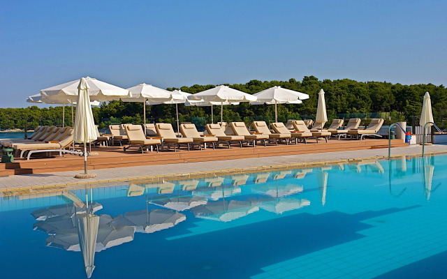 Splendid Golden Rocks Resort
