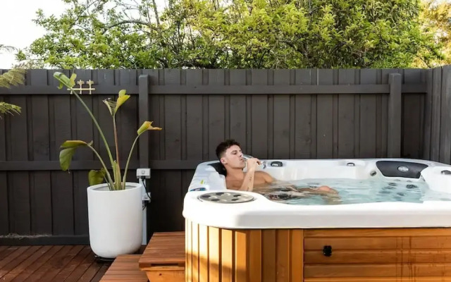 Sol Coastal Retreat - Outdoor Spa and Sauna