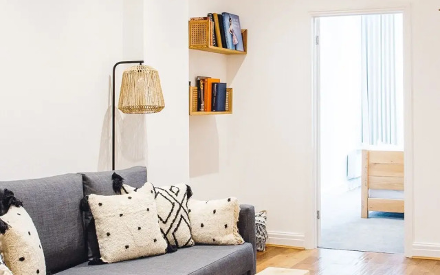 2 Bed Apartment Right on Trafalgar Square