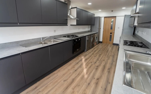Spacious Studio Near City Centre!