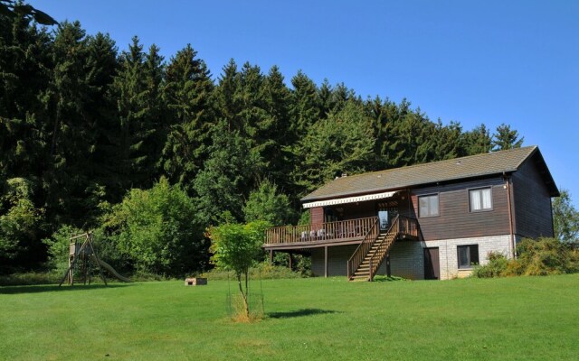 Cosy Chalet With Large Garden and Playground, Located at the Edge of the Forest