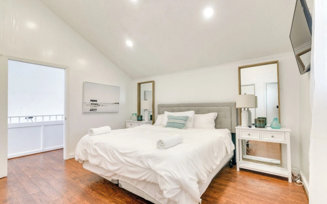 Beach House w/ Oceanfront Deck in Galveston!