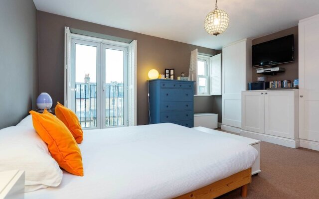 Terraced Home in Tranquil Wimbledon