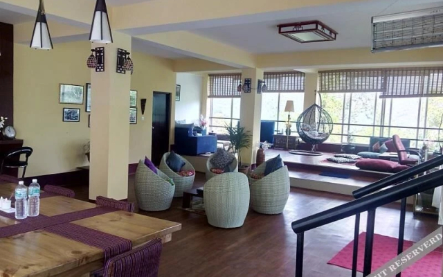 Maya Baas Hotel
