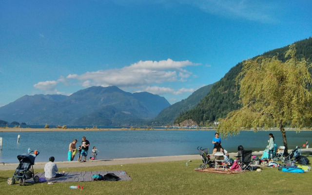 Harrison Lake Hotel