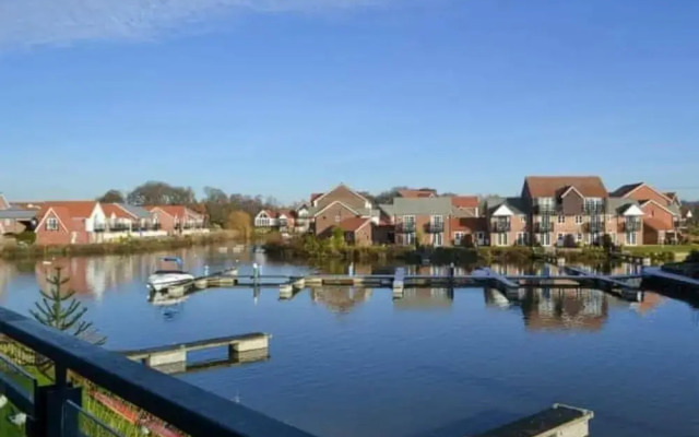 Waterside Townhouse With Balcony And Marina View