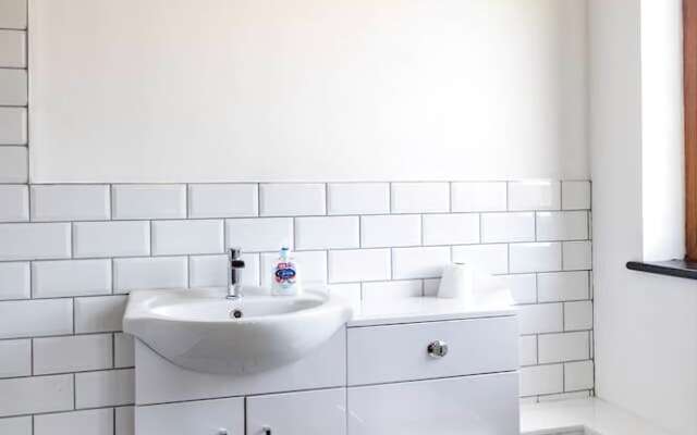 4 Bed House with Swimming pool and Sauna