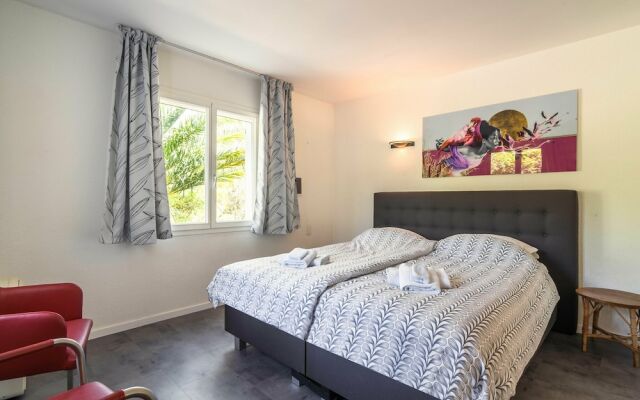 Lavish Villa in Pouzols-Minervois with Jacuzzi